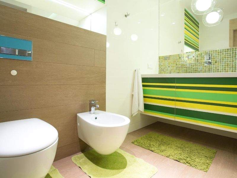 colorful-accents-in-bathroom